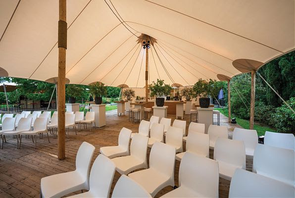 Luksuslik purjekangast pulmatelk mahutab kuni 250 külalist, olenevalt laudade, toolide, lava, tantsu-, toitlustus- ja tegevusala paigutusest. Helevalget  värvi 